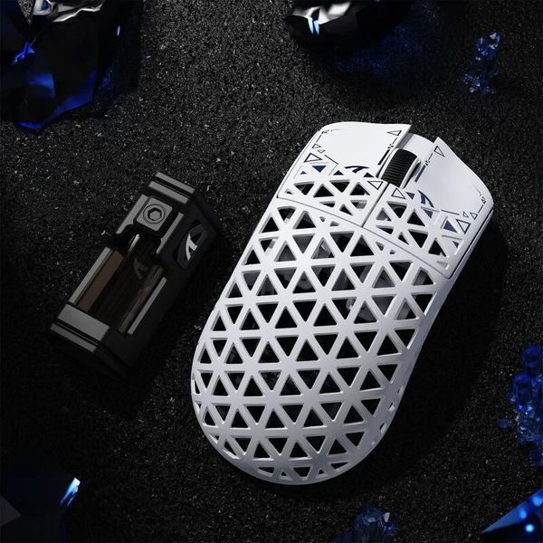 Беспроводная ультралёгкая игровая мышь ATTACK SHARK R5 Ultra White &mdash; PixArt PAW3950MAX, 8000 Гц, 42 000 DPI AS-R5-Ultra-WTH фото